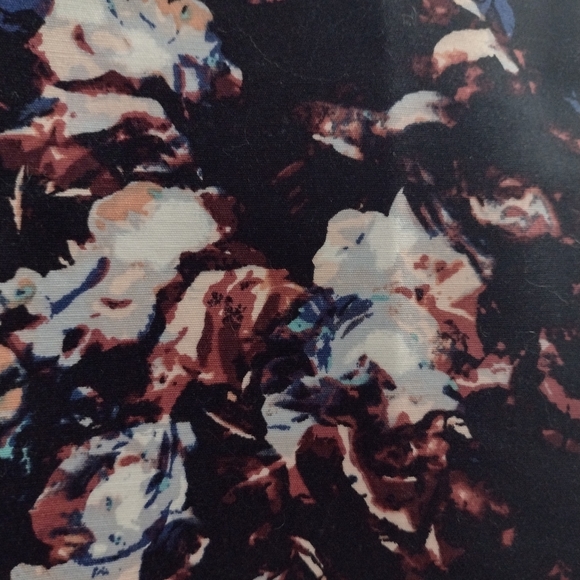 RW & Co beautiful Size 6 midi skirt with stretch lining. - Picture 4 of 4